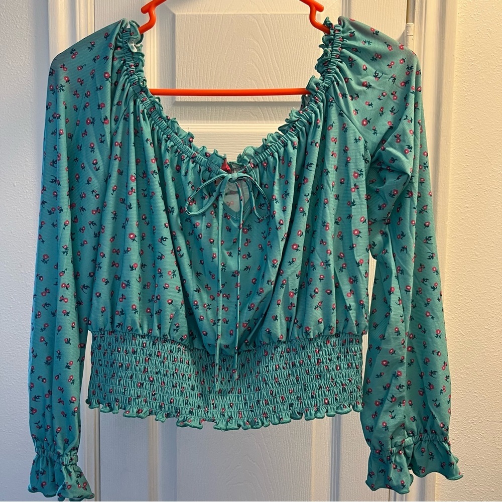 Guess
Guess long sleeve crop top floral pattern. Size L